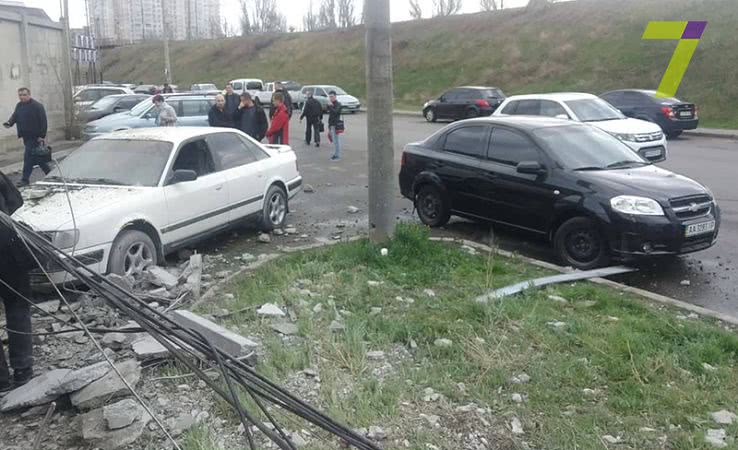 Груженный контейнер слетел с фуры возле Пересыпского моста (фото)
