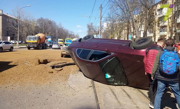 В Одессе прогремел взрыв: автомобиль отбросило на трамвайные пути (фото)