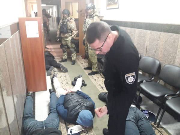 В службу автомобильных дорог в Одесской области ворвалась вооруженные люди