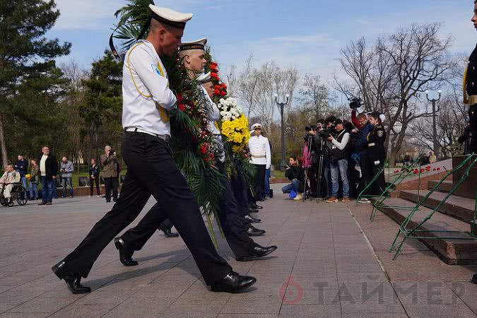 Городская власть и чиновники возложили цветы в честь дня освобождения Одессы от фашистов