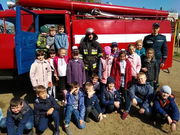 Спасатели в Белгород-Днестровском и Тарутино провели ряд мероприятий, где школьники могли поучаствовать в тушении "пожара"