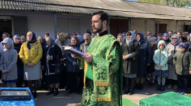 В Сарате приход УПЦ, лишившийся храма, отслужил литургию под открытым небом