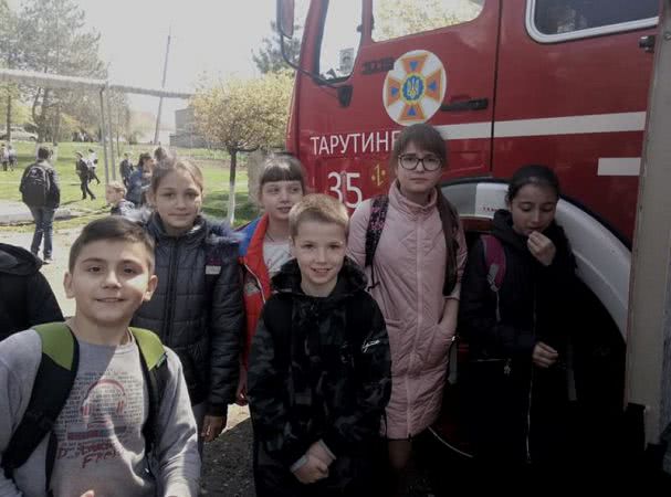 Спасатели в Белгород-Днестровском и Тарутино провели ряд мероприятий, где школьники могли поучаствовать в тушении "пожара"