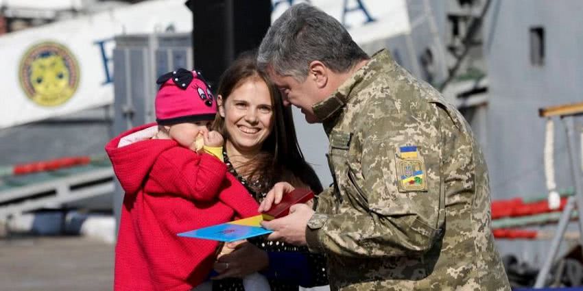 Порошенко нагородив українських моряків, захоплених у полон Росією