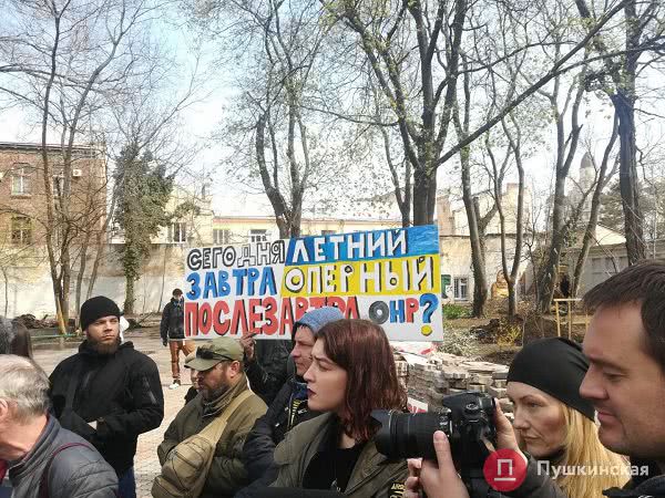 В Одессе облили из ведра народного депутата, который приехал бороться против застройки Летнего театра. Фото