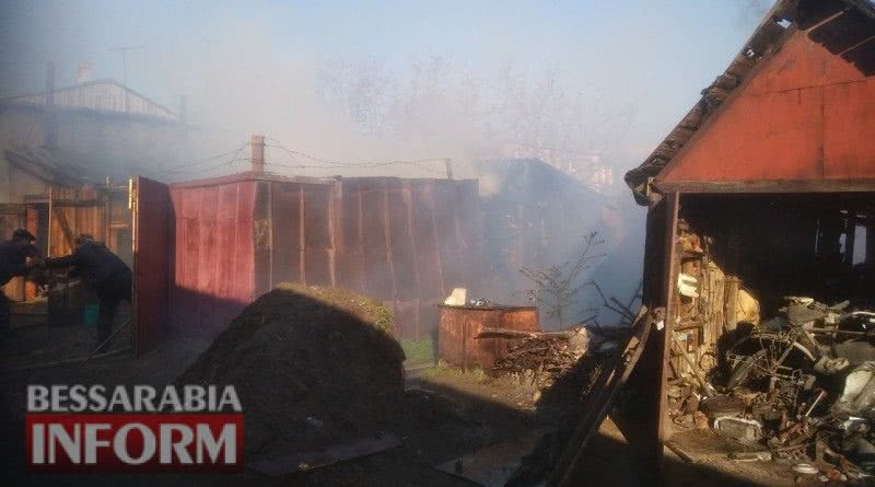 Спасатели Белгород-Днестровского потушили пламя в одном из районов города, не смотря на шквальный ветер