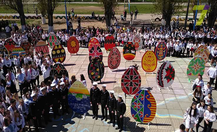 «Писанка объединяет Украину»: одесские школьники провели пасхальный флешмоб (фото)