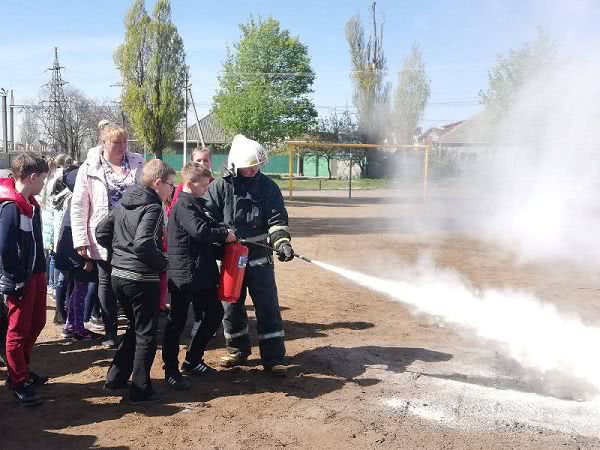 Спасатели в Белгород-Днестровском и Тарутино провели ряд мероприятий, где школьники могли поучаствовать в тушении "пожара"