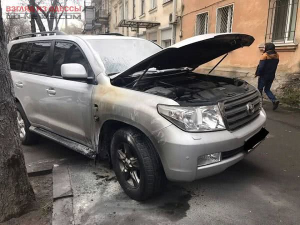 В Одессе произошел поджог внедорожника: использовали зажигательную смесь