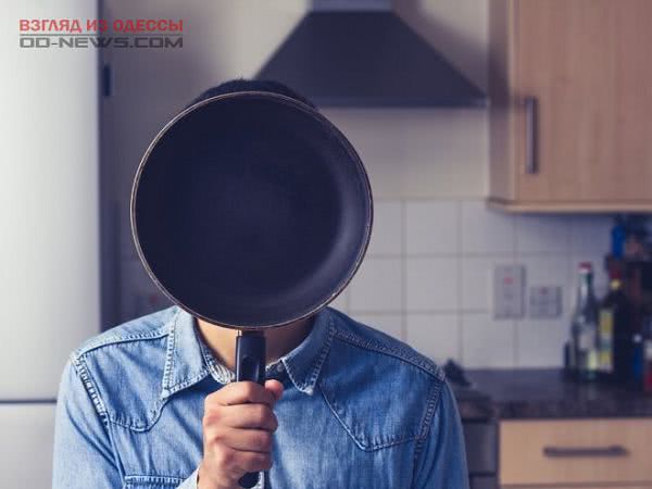 Весеннее обострение: в Одессе летали сковородки, целясь в легковое авто
