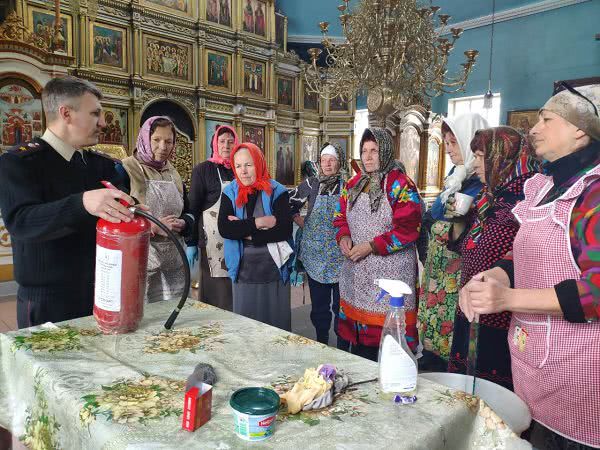 Священнослужителей Килийского района накануне Пасхи учили правилам пожарной безопасности и работы с огнетушителями