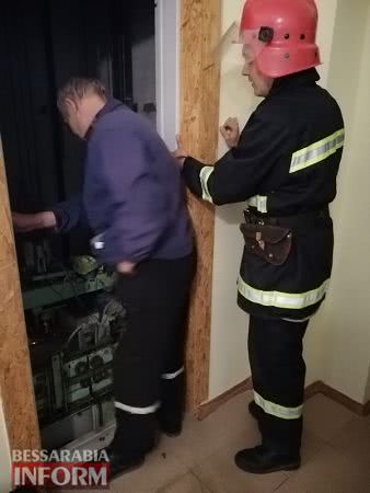 В Белгород-Днестровском спасатели достали школьника из застрявшего лифта