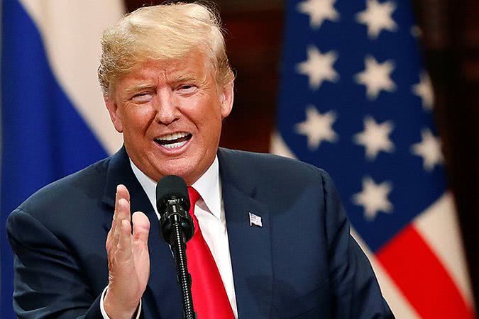В президента США Дональда Трампа кинули телефоном