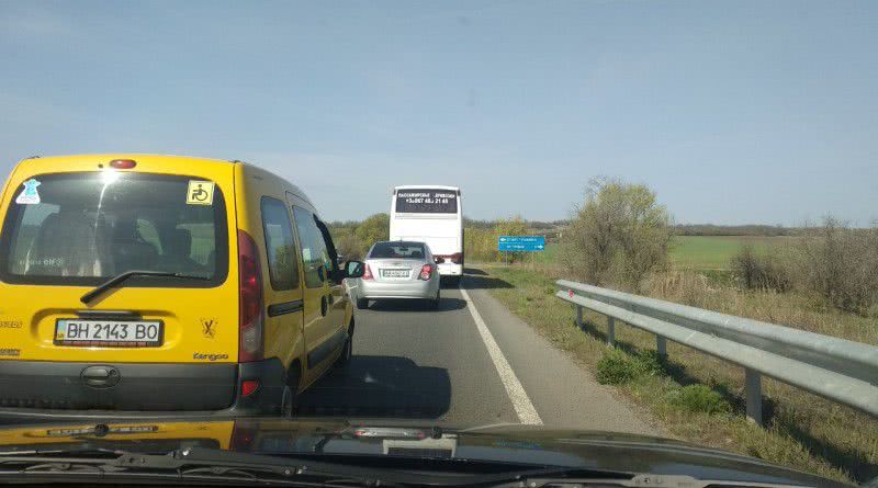 Столкновение фуры и поезда на трассе Одесса-Рени: полиция частично открыла для движения одну из полос (фото с места аварии)