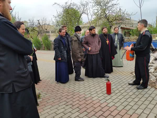 Священнослужителей Килийского района накануне Пасхи учили правилам пожарной безопасности и работы с огнетушителями