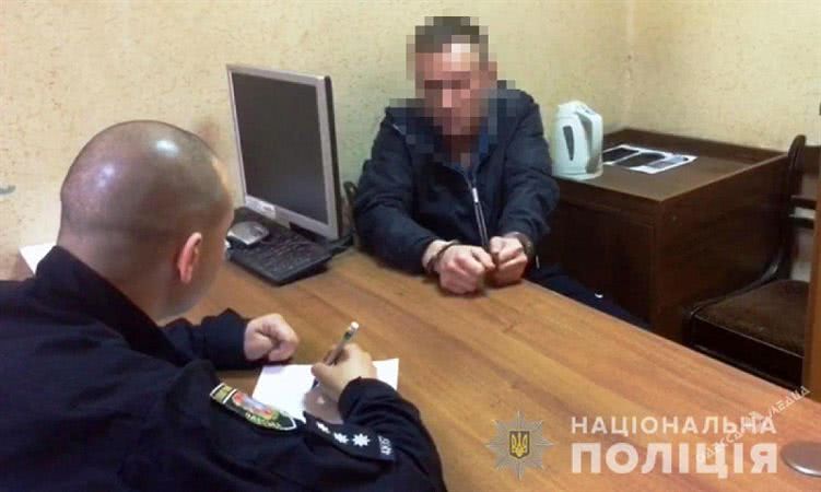 На остановке в Одессе мужчина ограбил горожанку (фото)