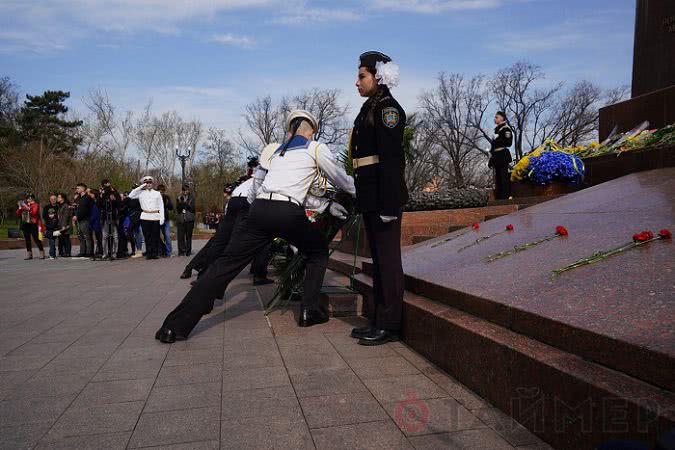 Городская власть и чиновники возложили цветы в честь дня освобождения Одессы от фашистов