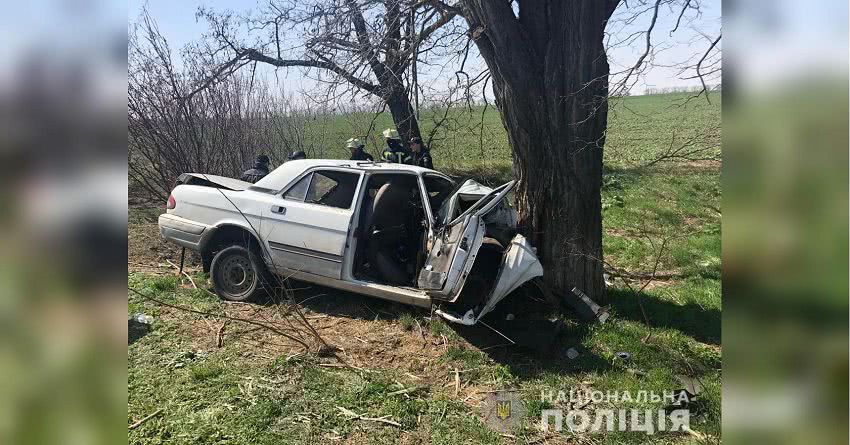 Под Одессой «Волга» врезалась в дерево: два человека погибли