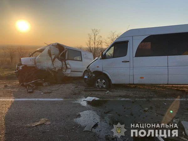 На трассе Одесса-Рени столкнулись три микроавтобуса. Погиб один водитель