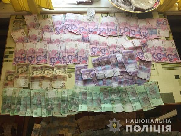 В Одесской области трое парней сломали топором терминалы и украли из них 15 тысяч гривен. Фото