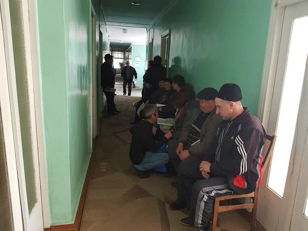 В Арцизе в окружной комиссии образовались огромные очереди. Голоса считают медленно (фото)