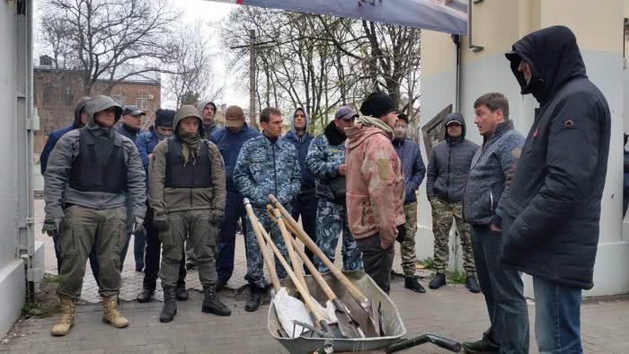 Волонтеров не пустили в Летний театр на субботник