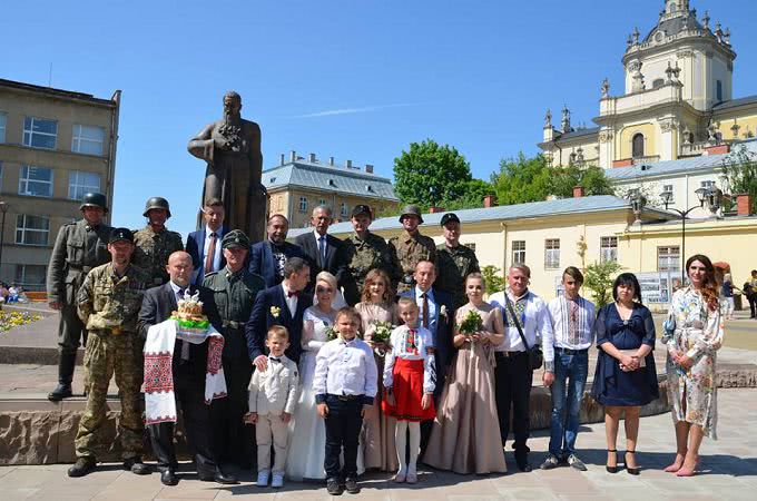 Свадьба во Львове: часть гостей в нацистской форме