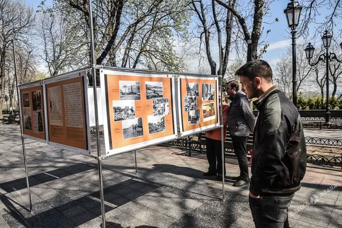 На Приморском бульваре открылась выставка, посвященная Дню освобождения Одессы (фото)