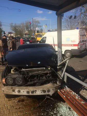 В Одессе автомобиль попал в ДТП и врезался в остановку. Фото