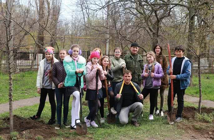 В одесских школах ученики высаживали яблони, каштаны и шелковицу