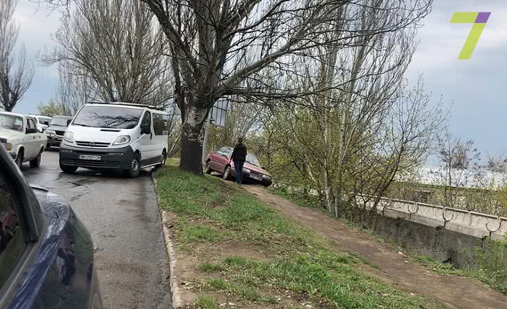 В Одессе на съезде с Горбатого моста легковушка вылетела в кювет (фото)