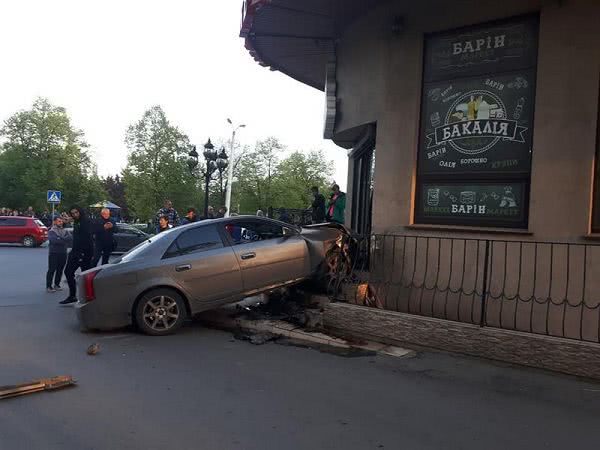 Под Одессой Cadillac врезался в магазин, а ВАЗ — в гужевую повозку, есть погибшие (фото)