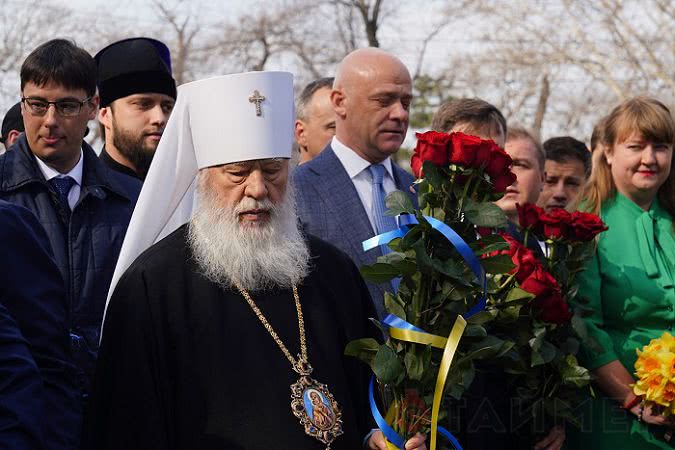 Городская власть и чиновники возложили цветы в честь дня освобождения Одессы от фашистов