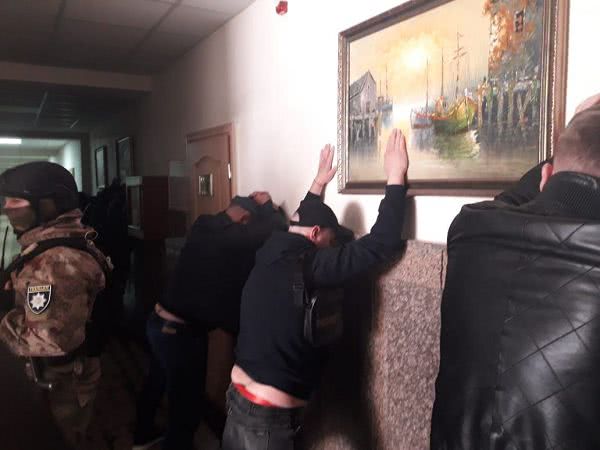 В Одессе спецназ полиции задержал титушек, которые ворвались в здание Службы автомобильных дорог области. Фото