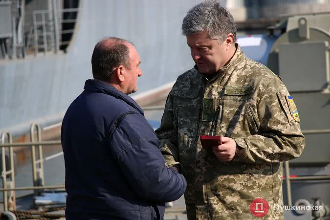 Порошенко в Одессе встретился с семьями военнопленных моряков и вручил им награды и квартиры. Фото