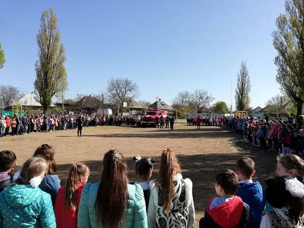 Спасатели в Белгород-Днестровском и Тарутино провели ряд мероприятий, где школьники могли поучаствовать в тушении "пожара"