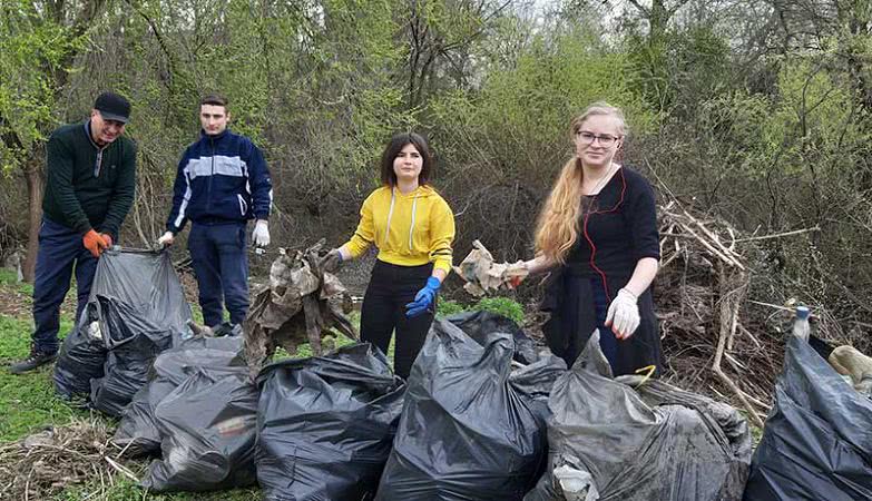 В Кубее полтора десятка волонтеров очистили русло речки