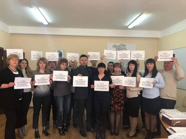 Чиновники присоединились к флешмобу в поддержку Максима Степанова (фото)