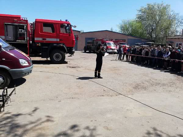 Спасатели в Белгород-Днестровском и Тарутино провели ряд мероприятий, где школьники могли поучаствовать в тушении «пожара»