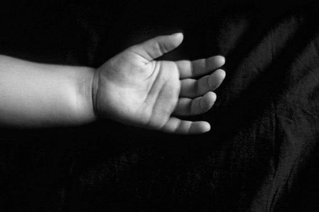 В Одесской области женщина родила ребенка и выбросила его в выгребную яму