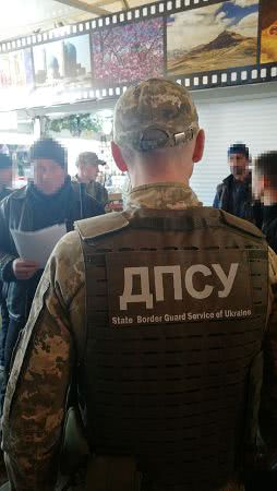 В Одессе на рынке пограничники задержали 15 нелегалов, 9 из которых отправят на родину. Фото