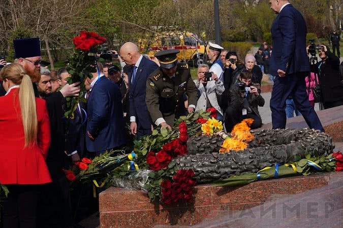 Городская власть и чиновники возложили цветы в честь дня освобождения Одессы от фашистов