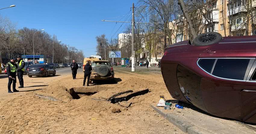 В Одесі прогримів вибух, автомобіль відкинуло на трамвайні рейки