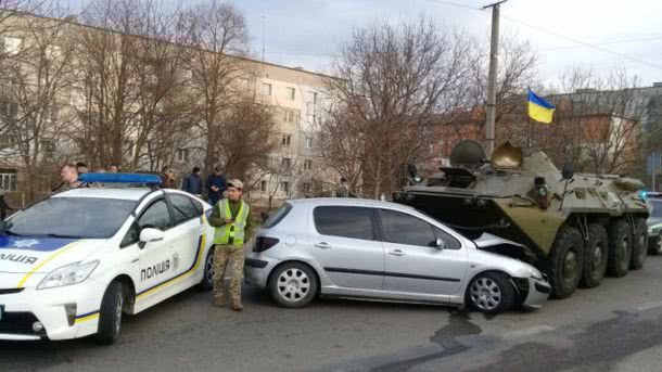 В Ровно военный БТР устроил ДТП с легковым автомобилем В Ровно военный БТР устроил ДТП с легковым автомобилем