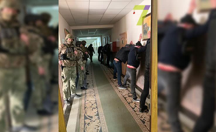 Толпа неизвестных ворвалась в здание Службы автомобильных дорог Одессы (фото)