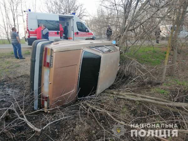 На трассе Одесса-Рени произошло странное ДТП: автомобиль выбросило в кювет
