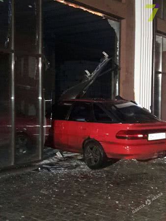 В Одессе иномарка проломила витрину магазина: водитель сбежал (фото)