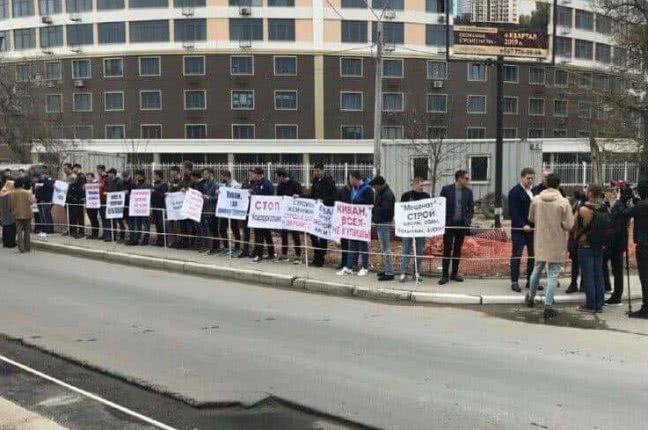 В Одессе молодые ребята вышли на митинг и требуют снести уже заселенный дом
