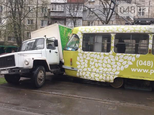 В Одессе трамвай таранил грузовик