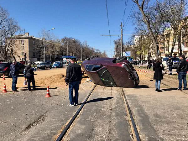 В Одессе взрывом перевернуло автомобиль